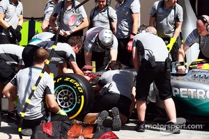 Lewis Hamilton, Mercedes AMG F1 W05 has a nosecone change from mechanics in the pits