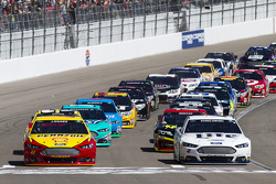 Start: Joey Logano and Brad Keselowski lead