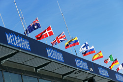 Bandeiras e a atmosfera de Melbourne