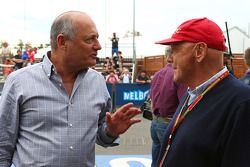 Ron Dennis, Presidente Ejecutivo de McLaren con Niki Lauda, Mercedes no - Presidente Ejecutivo