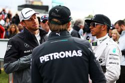 Jenson Button, McLaren con Nico Rosberg, Mercedes AMG F1 y Lewis Hamilton, Mercedes AMG F1 en el desfile de pilotos
