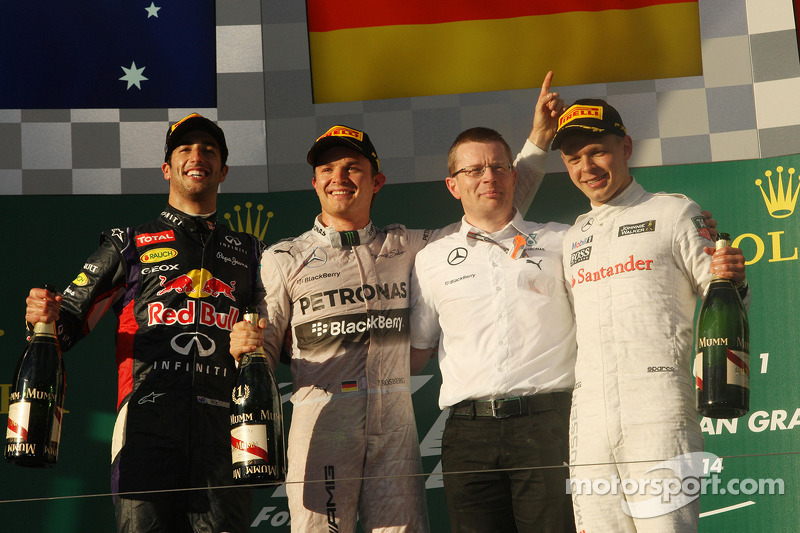 O pódio, Red Bull Racing, segundo; Nico Rosberg, Mercedes AMG F1, vencedor da corrida;  Andy Cowell, Mercedes-Benz High Performance Powertrains Managing Director; Kevin Magnussen, McLaren, terceiro