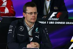 Andy Cowell, Mercedes-Benz High Performance propulsores Managing Director en la Conferencia de prens