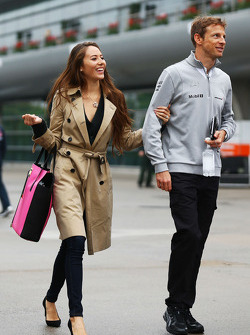 Jenson Button, McLaren con la sua fidanzata Jessica Michibata (JPN)