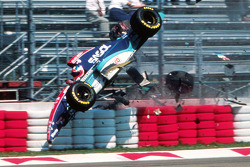 Rubens Barrichello beleeft een zware crash op de vrijdag voor de Grand Prix van San Marino van 1994.