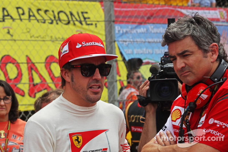 Fernando Alonso, Ferrari ve Marco Mattiacci, Ferrari Takım Müdürü gridde