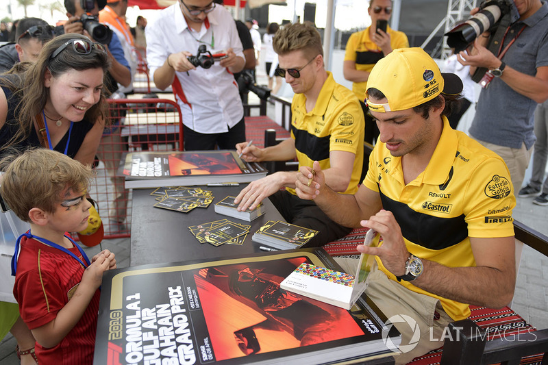 Carlos Sainz Jr., Renault Sport F1 Team et Nico Hulkenberg, Renault Sport F1 Team lors de la séance d'autographes