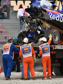 El coche accidentado de Brendon Hartley, Scuderia Toro Rosso STR13 es removido