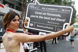 Une Grid Girl tient un panneau promotionnel pour Fernando Alonso, McLaren