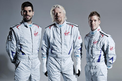 Virgin Racing, i piloti Jaime Alguersuari e Sam Bird con Sir Richard Branson