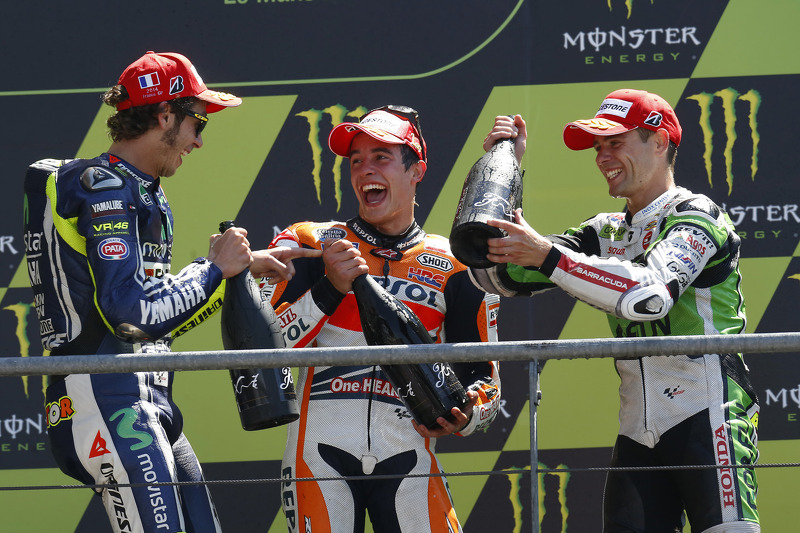 Podio: 1º Marc Marquez, 2º Valentino Rossi, 3º Alvaro Bautista