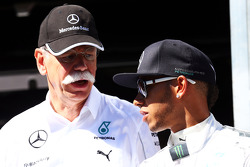 Dr. Dieter Zetsche, CEO de Daimler AG, junto a Lewis Hamilton, Mercedes AMG F1