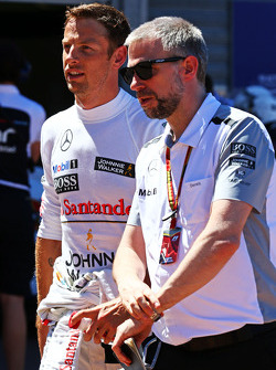 Jenson Button, McLaren con el encargado de prensa Adam Cooper, McLaren