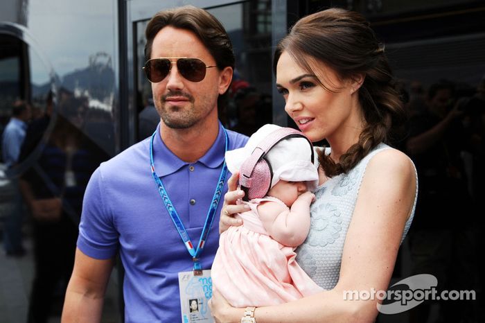 Tamara Ecclestone y su esposo Jay Rutland, con su pequeña hija Sophie