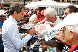 Alain Prost, distribui autógrafos aos fãs