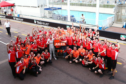 Jules Bianchi fête ses premiers points en F1 avec son équipe