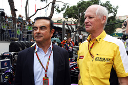 (Links naar rechts): Carlos Ghosn, voorzitter van Renault, op de grid met Jean-Michel Jalinier, Rena