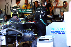 Petronas dans le garage Mercedes