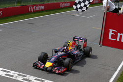 Ganador de la carrera Daniel Ricciardo, Red Bull Racing 08