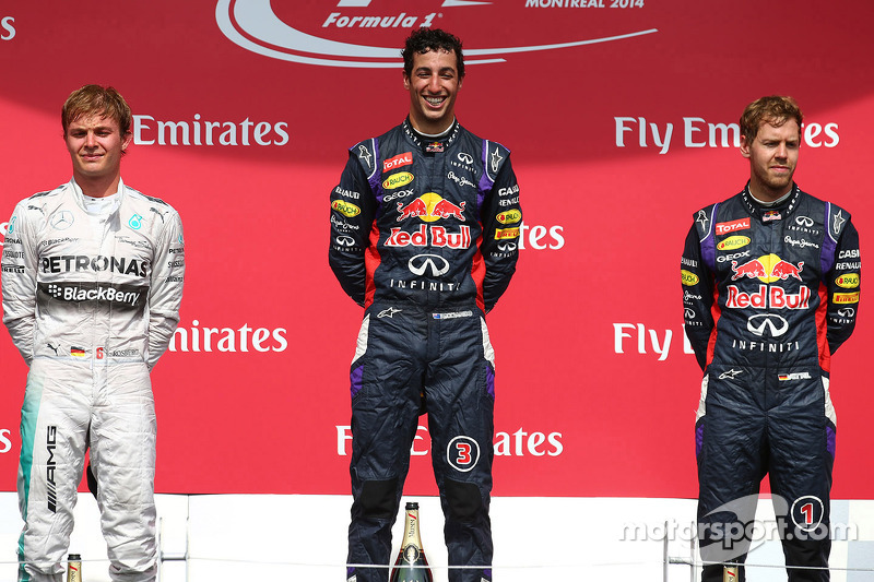 Primeiro lugar: Daniel Ricciardo, Red Bull Racing, segundo colocado Nico Rosberg, Mercedes AMG F1, e