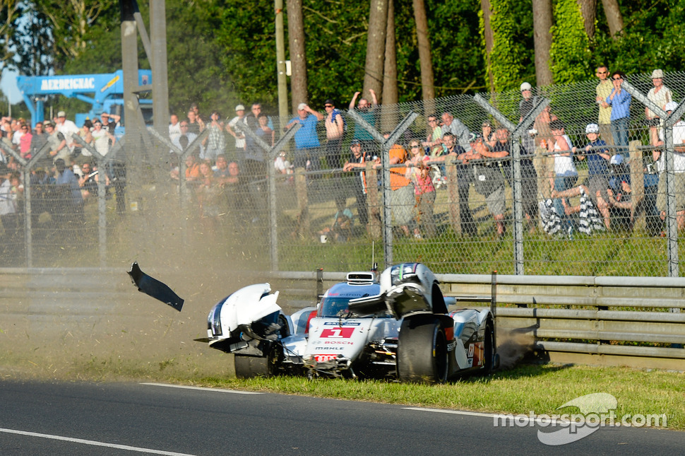 Crash for #1 Audi Sport Team Joest Audi R18 E-Tron Quattro: Lucas Di Grassi, Marc Gene, Tom Kristensen