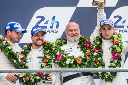 LM GTE Pro组领奖台:季军马可·霍尔泽 ,弗雷德里克·马可维茨基,理查德·列茨和奥拉夫·曼泰