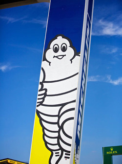 Un letrero de Michelin en los pits