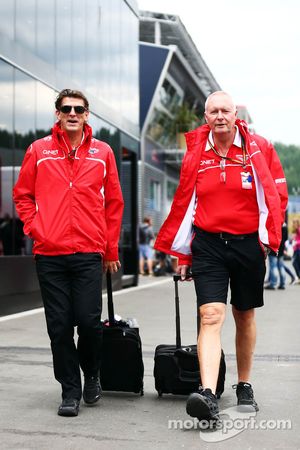 (Esquerda para direita): Graeme Lowdon, chefe executivo da Marussia, com John Booth, chefe de equipe da Marussia