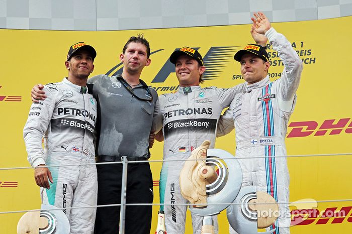Podio: Ganador de la carrera Nico Rosberg, Mercedes AMG F1, segundo lugar Lewis Hamilton, Mercedes A
