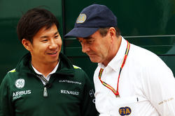 (Esquerda para direita): Kamui Kobayashi, Caterham, com Nigel Mansell, comissário da FIA