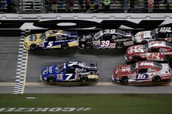 Kasey Kahne beats Regan Smith to the line