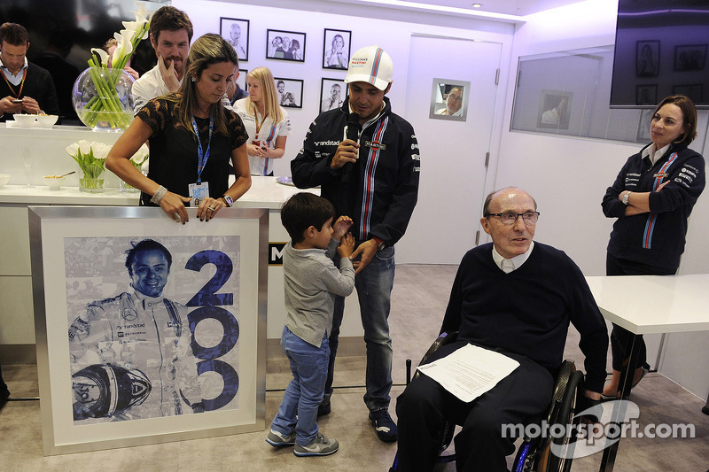 Felipe Massa, Williams 200. GP'sini kutluyor ve eşi Rafaela Bassi, Williams Takım Sahibi, Claire Wil