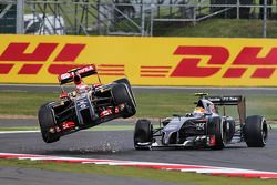 Unfall: Pastor Maldonado, Lotus F1 E22; Esteban Gutierrez, Sauber C33