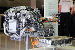 Moteur Mercedes dans les stands