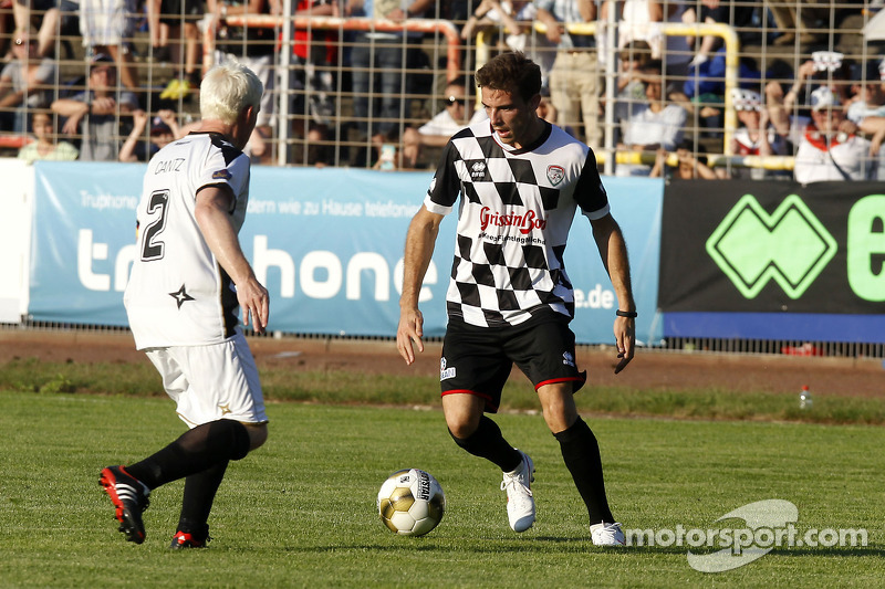 Jules Bianchi, Marussia F1 Team, Pilotos vs All Stars,, regateando en un partido solidario de fútbol