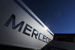 McLaren Mercedes : Logo sur un camion