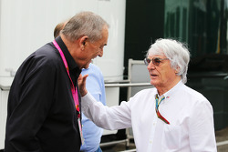 Bernie Ecclestone, mit Paul Rosche, ehemaliger Technischer Direktor, BMW Motorsport