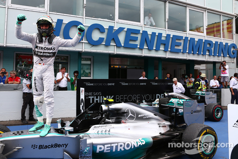 Vencedor da corrida Nico Rosberg, Mercedes AMG F1