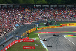 Pastor Maldonado devant Kamui Kobayashi et Kevin Magnussen
