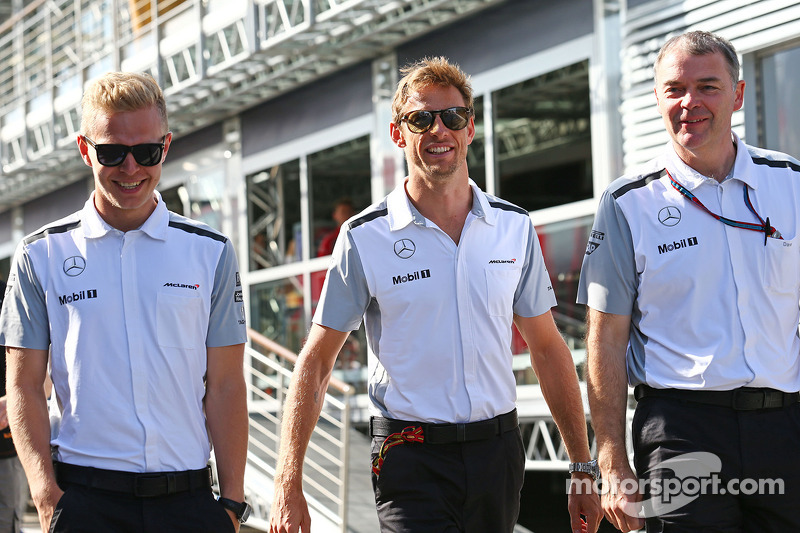 Kevin Magnussen, McLaren con Jenson Button, McLaren y Dave Redding, McLaren Director deportivo