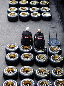 Lotus F1 Team mecaniciens zit op Pirellibanden