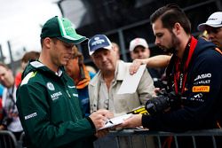 Andre Lotterer, Caterham F1 Team, firma autógrafos para aficionados