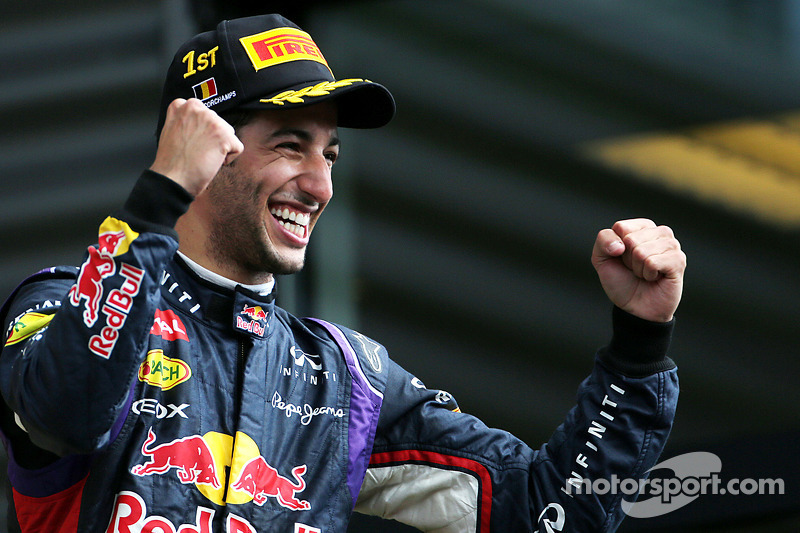 Podio: vincitore della gara Daniel Ricciardo festeggia