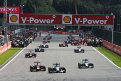Nico Rosberg, Mercedes AMG F1 W05 conduce durante il giro di formazione mentre i meccanici Ferrari s