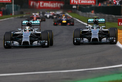Lewis Hamilton et son coéquipier Nico Rosberg juste avant l'accrochage