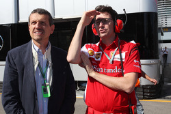 (从左至右): Guenther Steiner, Haas F1车队 领队 和 Mattia Binotto, 法拉利 比赛 引擎 经理