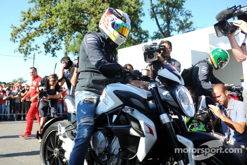 Lewis Hamilton, Mercedes AMG F1 arriva sul circuito in moto