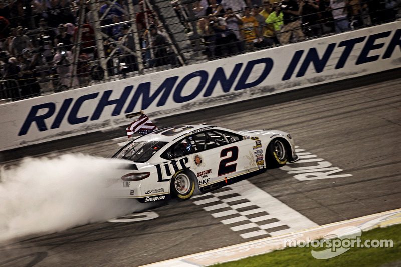 Ganador de la Carrera Brad Keselowski, equipo Penske Ford