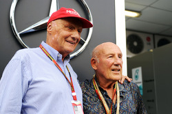 Niki Lauda, presidente não-executivo da Mercedes, com Stirling Moss