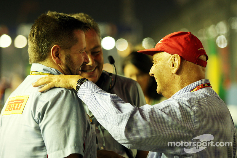 Paul Hembery, Pirelli Motorsport Director Mario Isola, Manager de carreras de Pirelli y Niki Lauda,